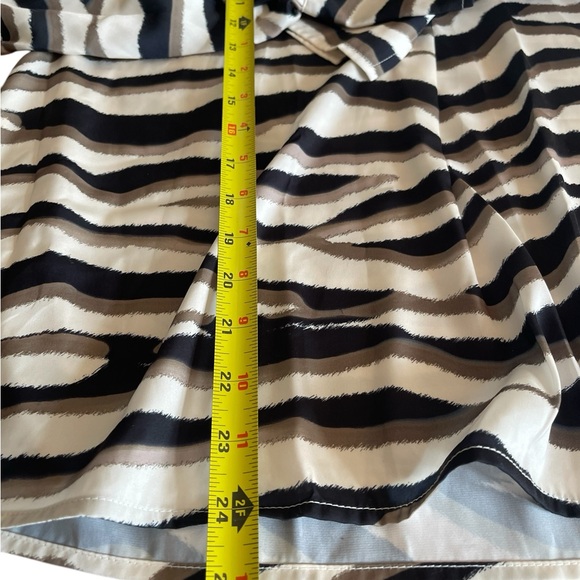 Banana Republic size Medium Women’s Zebra Print Blouse/V-Neck/cream & Black - Picture 5 of 9